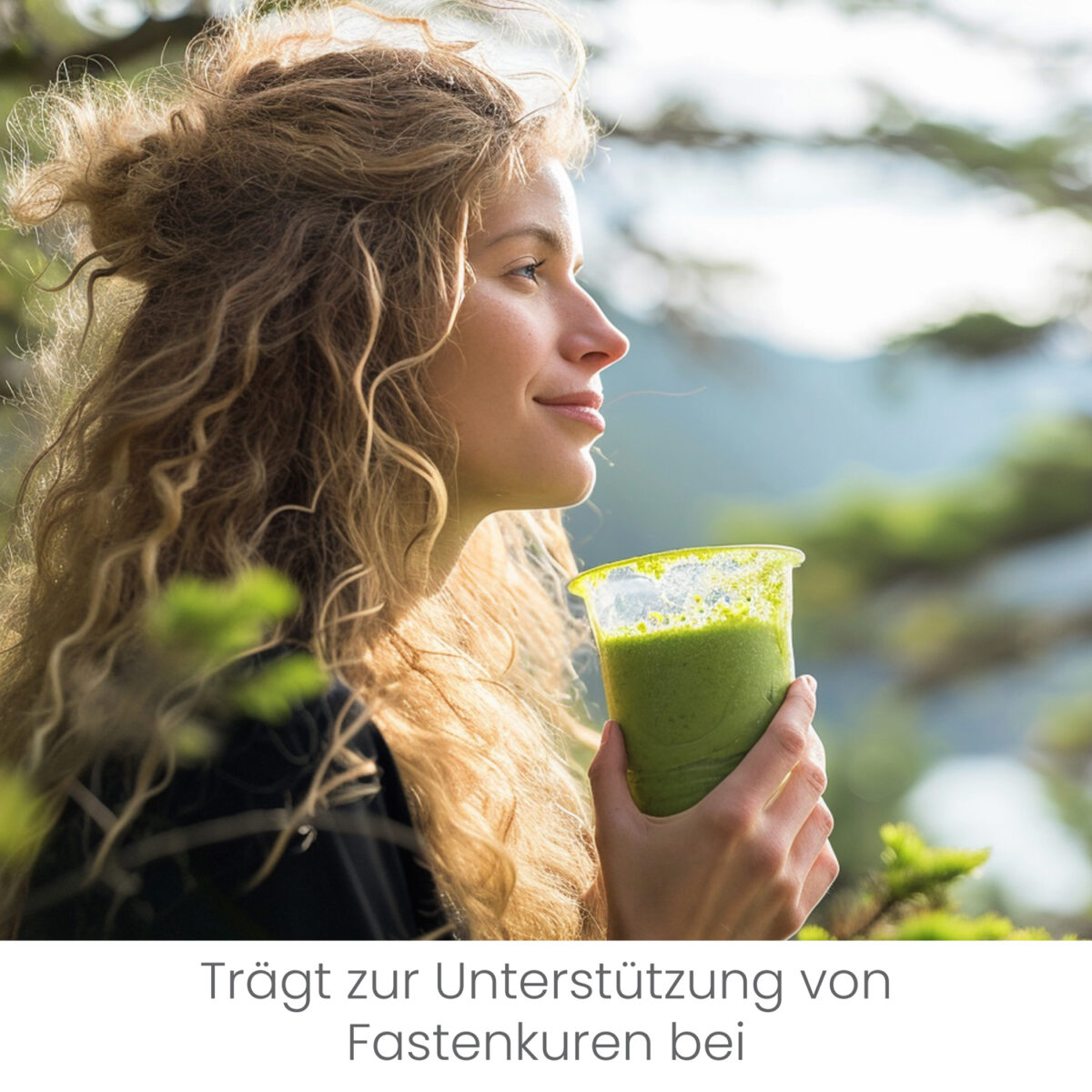 Junge Frau mit grünem Smoothie in der Natur – symbolisiert bewusste Fastenzeit und innere Balance