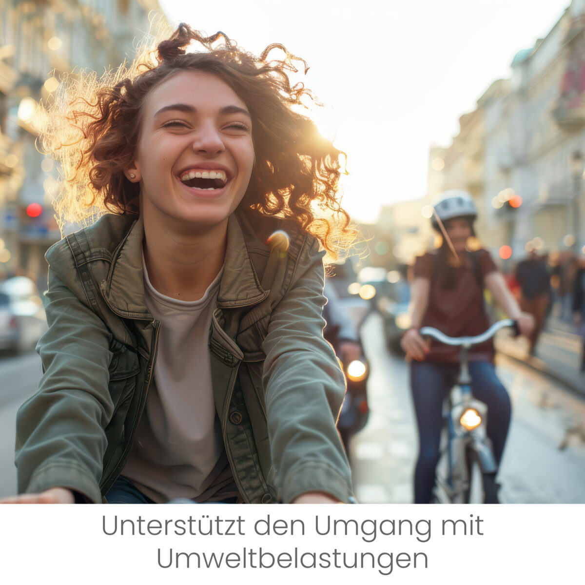 unge Frau fährt lachend Fahrrad durch die Stadt bei Sonnenlicht – Symbol für Vitalität trotz Umweltbelastung