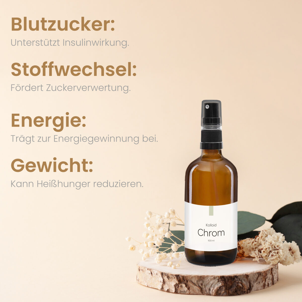 Braune Sprühflasche Kolloid Chrom auf Holzunterlage mit Trockenblumen, daneben Text über Blutzucker, Stoffwechsel, Energie und Gewicht