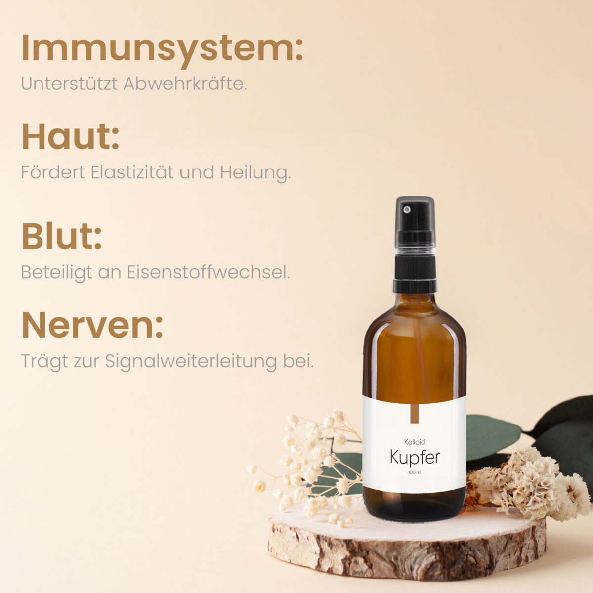 Braune Glasflasche mit Etikett Kolloid Kupfer neben Trockenblumen auf Holzunterlage, daneben Text zu den positiven Wirkungen auf Immunsystem, Haut, Blut und Nerven