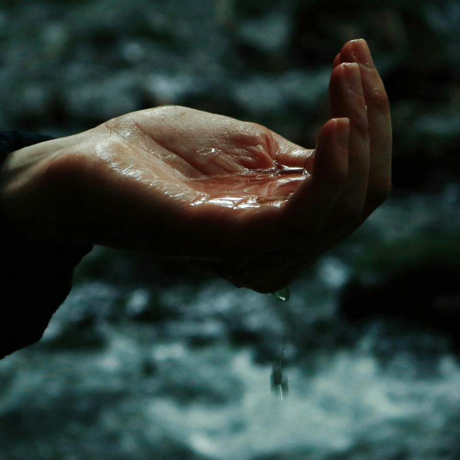 Hand mit fließendem Wasser – Symbol für Reinheit & kolloidales Silber