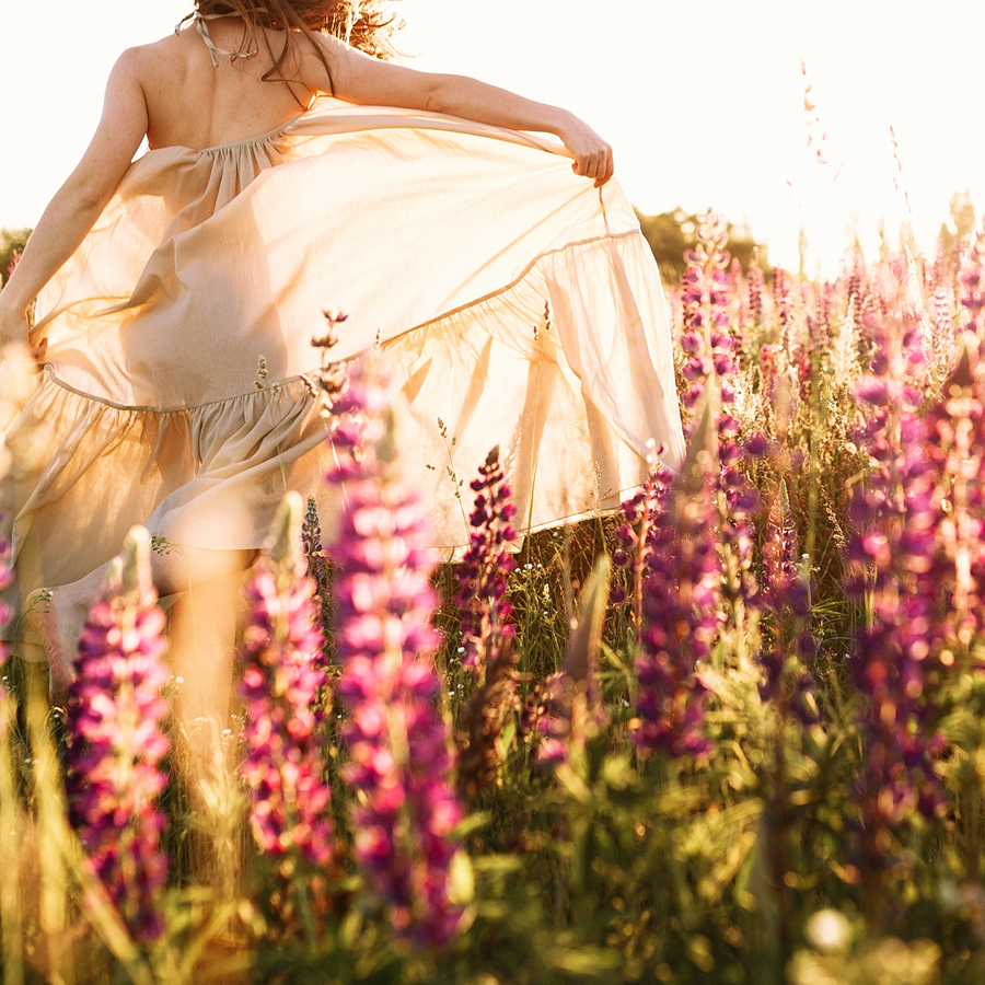 Frau in der Natur mit Sonnenlicht – Energie und Wohlbefinden durch Natur und Bewegung